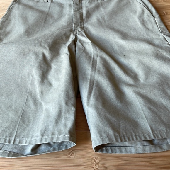 Dickies Relaxed Fit Multi-Use Pocket Work Shorts, Khaki - Picture 5 of 16